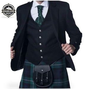 Puede incluir: Un atuendo escocés formal que incluye una chaqueta negra, un chaleco y un kilt. El kilt presenta un patrón de cuadros verdes y azules. Un sporran de cuero negro cuelga de la cintura. El atuendo incluye una camisa blanca y una corbata verde. El logo de Highland Legacy es visible.