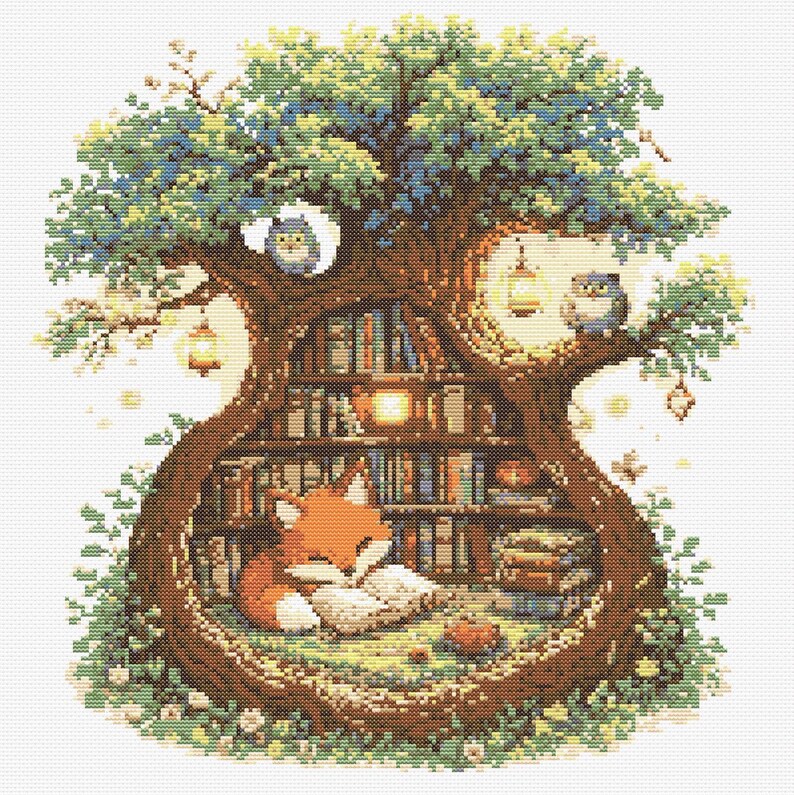 以下が含まれることがあります： 木型の図書館と眠っているキツネのクロスステッチデザイン。木には緑のキャノピー、本棚、2羽のフクロウがあります。ランタンが枝から吊り下げられています。キツネはオレンジと白で、枕の上に休んでいます。