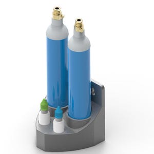 以下が含まれることがあります： 金色の継手が付いた青と白の円筒形のタンクが2つ、グレーのホルダーに収められています。緑と青のキャップが付いた2つの小さな白いボトルもホルダーに入っています。白い背景にあります。