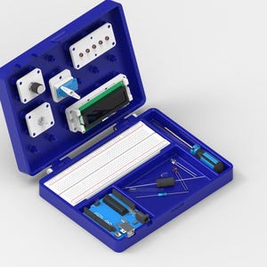 Op de afbeelding: Een open blauwe elektronica kit met diverse componenten, waaronder een breadboard, Arduino board, schroevendraaier en elektronische onderdelen. De kit toont een georganiseerde opstelling.