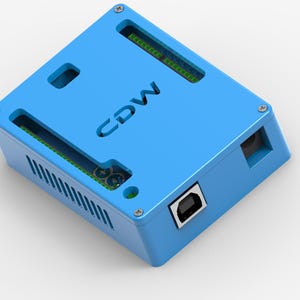 Puede incluir: Un dispositivo electrónico rectangular azul claro con las letras "CDW" recortadas en la parte superior. El dispositivo tiene un puerto USB, ranuras de ventilación y componentes internos visibles. Las esquinas están aseguradas con tornillos plateados.
