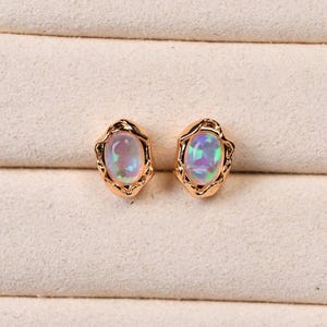 Opal Ohrstecker · Kleine runde Ohrringe · Zarter Schmuck · Dezente Opal Ohrringe · Geschenk für Frauen