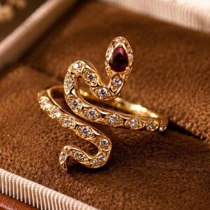 Anello a forma di serpente, rame placcato oro, rubino e zirconi cubici, anello aperto regolabile, gioiello vintage di tendenza