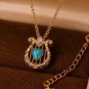 Opal Harfen Anhänger Halskette · Herz Opal · Vergoldeter Messing Schmuck · Zirkonia · Fantasy Geschenk