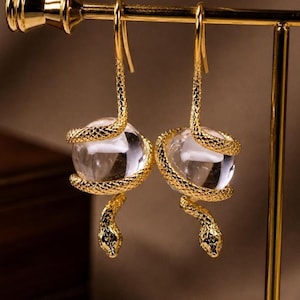 Serpiente · Pendientes de bola de cristal · Ganchos de plata chapados en oro 925 · Pendientes de diseño creativo · Pendientes de serpiente dorados · Cuarzo blanco de 11 mm