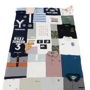 Może przedstawiać: Kolaż różnych koszulek polo i t-shirtów w różnych kolorach i wzorach. Niektóre koszulki zawierają napisy takie jak "1985 SOUTH LONDON" i "TOY STORY". Układ zawiera paski, grafikę i logo.