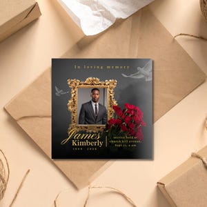 Peut inclure: Carte commémorative avec photo d'un homme en costume, encadrée d'or. La carte porte l'inscription « In loving memory » et les noms « James Kimberly » et les dates « 1989-2020 ». Des roses rouges et des illustrations de colombes sont également présentes.