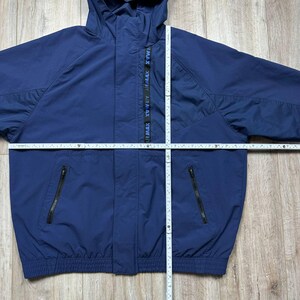 Kurtka wiatrówka Nike Air Max Woven Windbreaker z kapturem w kolorze granatowym, męska, rozmiar XL, oversize zdjęcie 10