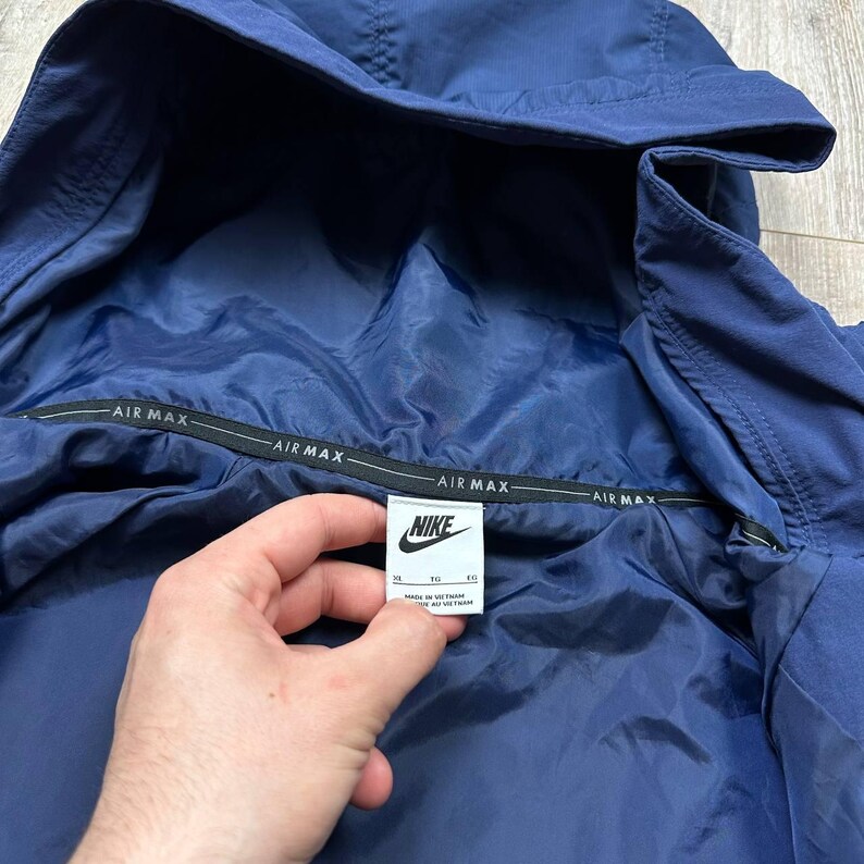 Może przedstawiać: Rustykalny drewniany szyld z napisem "Welcome to our home" w białych literach. Szyld ma postarzaną powierzchnię i prosty, zachęcający design, idealny do dekoracji wejścia.