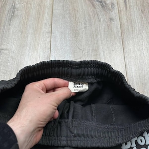 Może przedstawiać: Zestaw trzech ceramicznych kubk&oacute;w z nakrapianym, matowym wykończeniem. Kubki są w odcieniach kremu, jasnoszarym i ciemnoszarym. Każdy kubek ma prosty, minimalistyczny design.