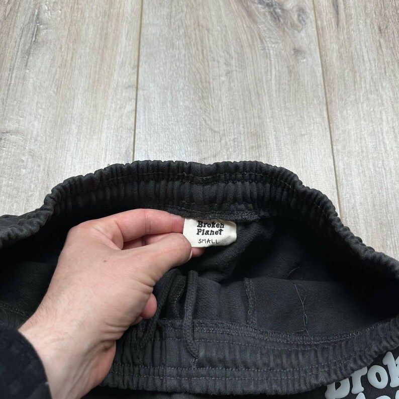 Może przedstawiać: Zestaw trzech ceramicznych kubk&oacute;w z nakrapianym, matowym wykończeniem. Kubki są w odcieniach kremu, jasnoszarym i ciemnoszarym. Każdy kubek ma prosty, minimalistyczny design.