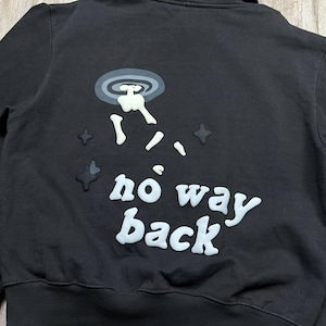 Może przedstawiać: Czarna bluza z kapturem zapinana na zamek z białym i szarym motywem obcych na plecach. Projekt zawiera obcego, kości, gwiazdy i słowa "no way back" w pękatej czcionce.