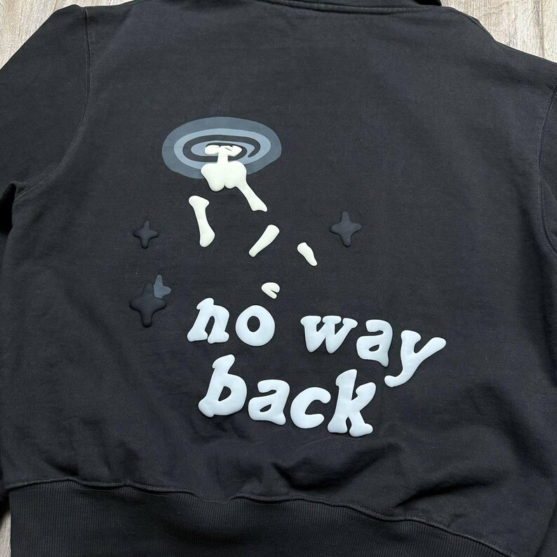 Może przedstawiać: Czarna bluza z kapturem zapinana na zamek z białym i szarym motywem obcych na plecach. Projekt zawiera obcego, kości, gwiazdy i słowa "no way back" w pękatej czcionce.