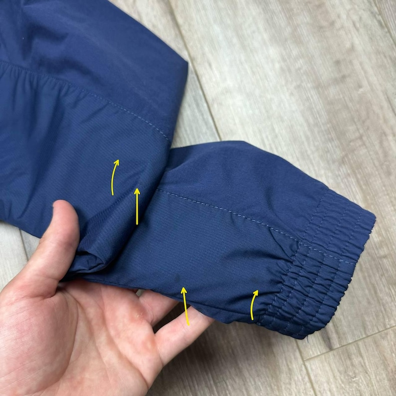 Może przedstawiać: Zestaw trzech ceramicznych kubk&oacute;w z nakrapianym, matowym wykończeniem. Kubki są w odcieniach kremu, jasnoszarym i ciemnoszarym. Każdy kubek ma prosty, minimalistyczny design i zaokrąglony uchwyt.