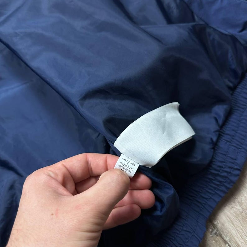 Może przedstawiać: Zestaw trzech ceramicznych kubk&oacute;w z nakrapianym, matowym wykończeniem. Kubki są w odcieniach kremowym, jasnoszarym i ciemnoszarym. Każdy kubek ma prosty, minimalistyczny design, idealny do kawy lub herbaty.