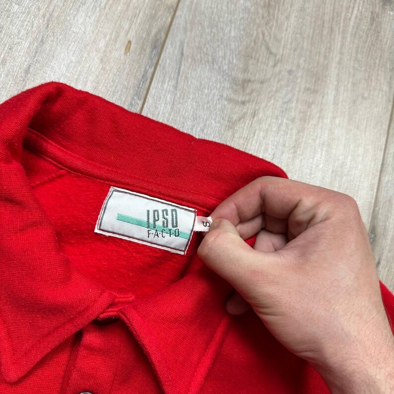 Pu&ograve; includere: Un cartello in legno rustico con la scritta "Welcome to our home" in lettere bianche. Il cartello presenta una finitura invecchiata e un design semplice e accogliente.