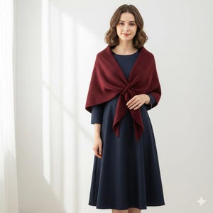 Vinröd triangelsjal i ullblandning, fransk vintagestickad halsduk handgjord vinterkappa för kvinnor