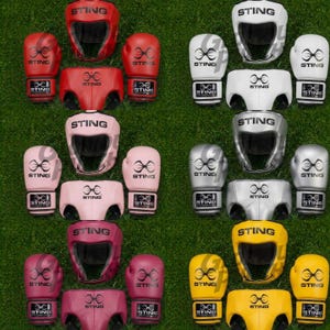 Op de afbeelding: Een verzameling bokssets van het merk Sting, bestaande uit hoofdbeschermers, tokken en bokshandschoenen. De sets zijn verkrijgbaar in rood, wit, roze, zilver en geel, waarbij elk onderdeel is voorzien van het Sting-logo en de merknaam.