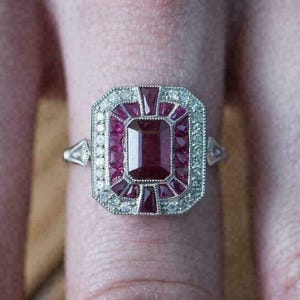 Pierścionek zaręczynowy z rubinem w stylu art déco, pierścionek koktajlowy z aureolą w szlifie szmaragdowym, geometryczny pierścionek z 14-karatowego białego złota, prezent na rocznicę dla niej