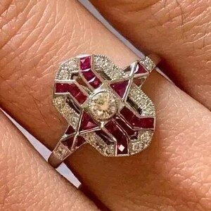 Anel Art Déco com Rubi, Anel de Noivado Vintage com Corte Calibré Geométrico, Ouro Branco 14K, Presente de Aniversário Exclusivo e Marcante, Design Cruzado
