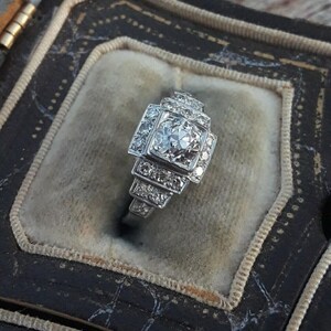 Anillo de compromiso Art Déco, anillo vintage con halo cuadrado, anillo con racimo de diamantes geométrico escalonado, anillo de promesa de aniversario de oro blanco de 10 quilates. imagen 5