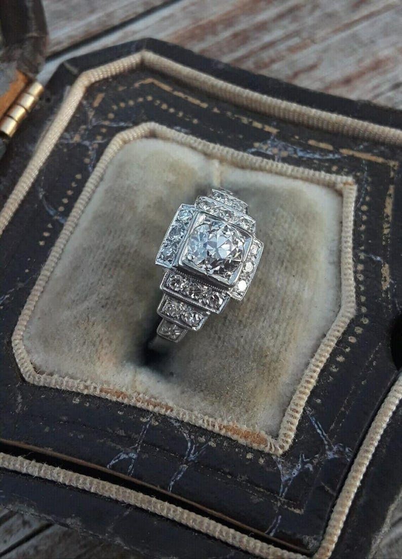 Anillo de compromiso Art Déco, anillo vintage con halo cuadrado, anillo con racimo de diamantes geométrico escalonado, anillo de promesa de aniversario de oro blanco de 10 quilates. imagen 5