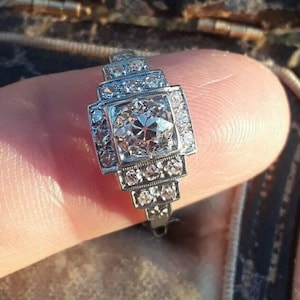 Anillo de compromiso Art Déco, anillo vintage con halo cuadrado, anillo con racimo de diamantes geométrico escalonado, anillo de promesa de aniversario de oro blanco de 10 quilates. imagen 1