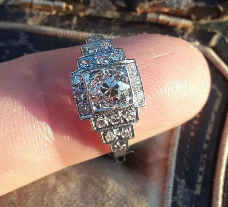 Anillo de compromiso Art Déco, anillo vintage con halo cuadrado, anillo con racimo de diamantes geométrico escalonado, anillo de promesa de aniversario de oro blanco de 10 quilates. imagen 1