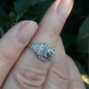 Anillo de compromiso Art Déco, anillo vintage con halo cuadrado, anillo con racimo de diamantes geométrico escalonado, anillo de promesa de aniversario de oro blanco de 10 quilates. imagen 2