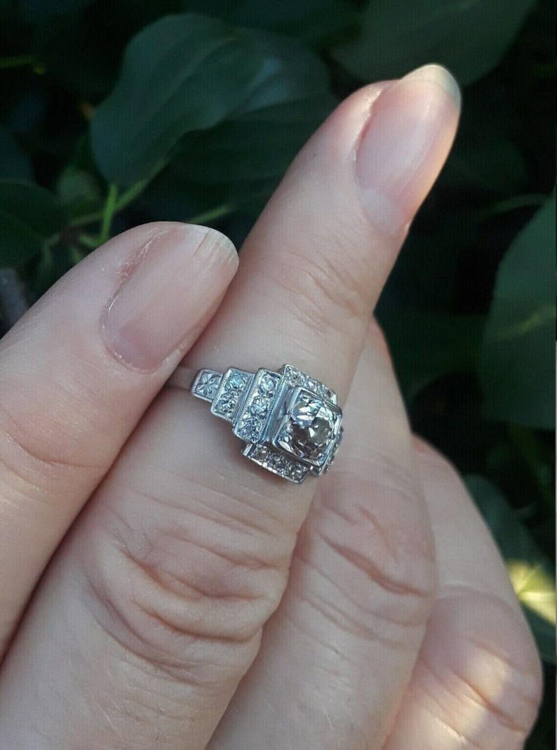 Anillo de compromiso Art Déco, anillo vintage con halo cuadrado, anillo con racimo de diamantes geométrico escalonado, anillo de promesa de aniversario de oro blanco de 10 quilates. imagen 2