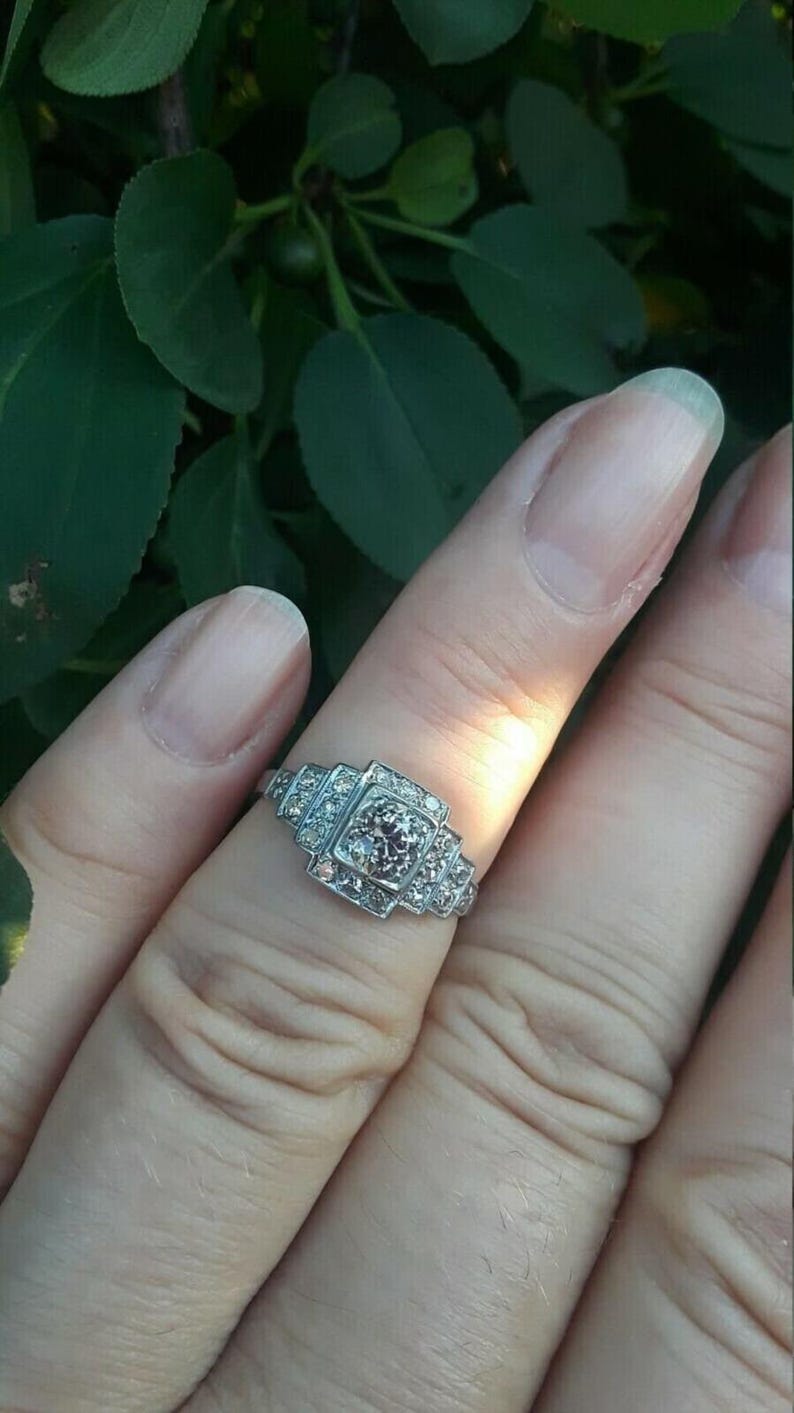 Anillo de compromiso Art Déco, anillo vintage con halo cuadrado, anillo con racimo de diamantes geométrico escalonado, anillo de promesa de aniversario de oro blanco de 10 quilates. imagen 4