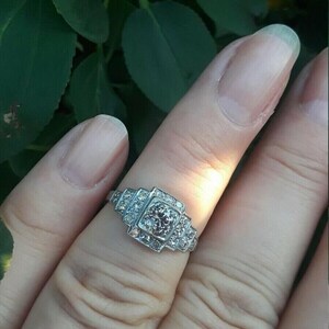 Anillo de compromiso Art Déco, anillo vintage con halo cuadrado, anillo con racimo de diamantes geométrico escalonado, anillo de promesa de aniversario de oro blanco de 10 quilates. imagen 3