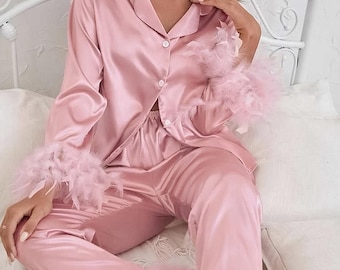 Pijama con plumas, pijama de plumas para dama de honor, pijama con puños de plumas, regalo para dama de honor, pijama de plumas de satén, pijama de lujo para novia