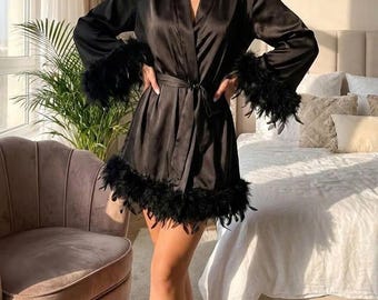 Kimono corto de satén de seda negro con puños y dobladillo de plumas / Bata de estar por casa para mujer / Regalo: Juego de antifaz de felpa