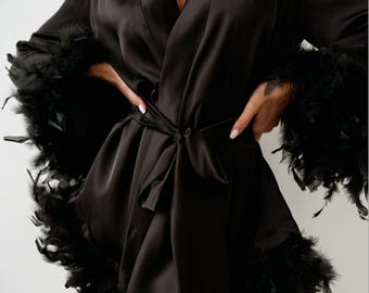 Kimono de satén con plumas, bata larga de seda blanca y negra con plumas, kimono de novia, bata de novia de satén de seda con plumas