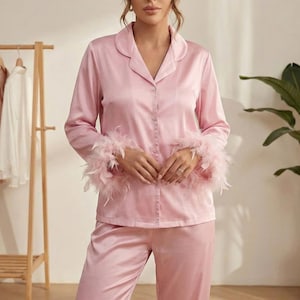 Pode incluir: Uma placa de madeira rústica com a frase "Welcome to our home" em letras brancas. A placa apresenta um acabamento desgastado e um design simples e acolhedor, ideal para uma varanda ou entrada.