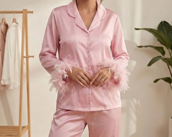 Pijama de plumas rosas / Pijama de dama de honor de manga larga / Regalo para dama de honor / Ropa de dormir para la mañana de la boda / Incluye antifaz esponjoso