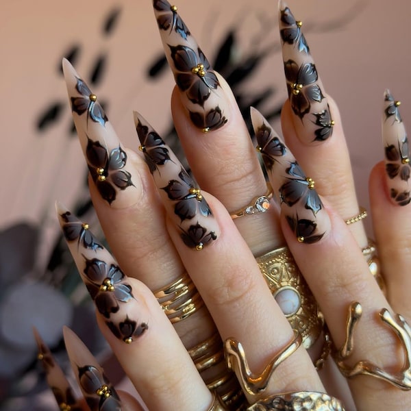 Unhas postiças pretas com estampa floral pintadas à mão | Estilete com detalhe dourado