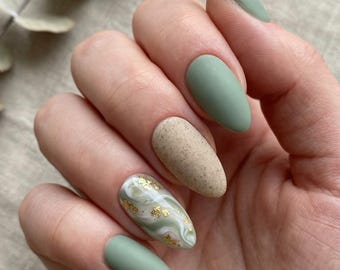 Salbei Grün Drücken Sie auf die Nägel | Goldfolie Marmor Swirl, Mandel Form