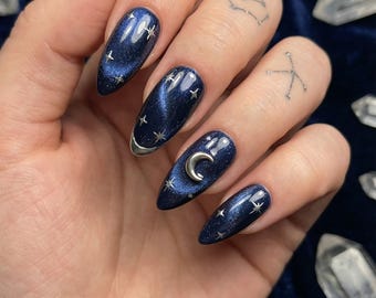 Galaxy Cat Eye Drücken Sie auf die Nägel | Himmlischen Mond & Sterne Charme, Hand bemalt
