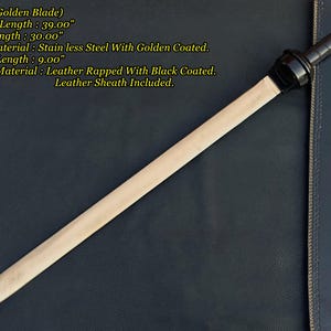 Puede incluir: Una espada con una hoja dorada de 76 cm de largo, con una longitud total de 99 cm. El mango mide 23 cm y está envuelto en cuero negro. La hoja es de acero inoxidable con un revestimiento dorado. Se incluye una funda de cuero.