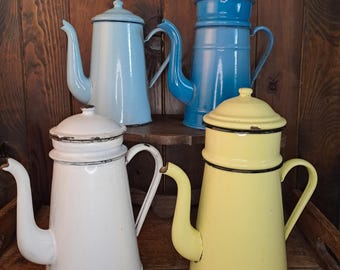 Franse vintage koffiekannen, emaille koffiepot. Prijs per stuk, 2e  50 % korting