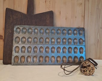 Vintage französische Madeleine-Form. Backform aus Metall für 48 kleine Madeleine-Kekse.