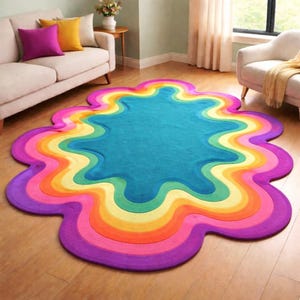 Puede incluir: Una colorida alfombra con forma de flor y diseño de arcoíris. La alfombra presenta un área central turquesa rodeada de capas de morado, rosa, naranja, amarillo y verde. Una cubierta de suelo decorativa para una sala de estar o dormitorio.