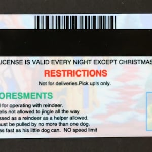 Puede incluir: Una tarjeta blanca con texto verde y rojo que dice "This license is valid every night except Christmas Eve." La tarjeta tambi&eacute;n tiene una secci&oacute;n titulada "Restrictions" con el texto "Not for deliveries. Pick up's only." y una secci&oacute;n titulada "Endorsements" con el texto "Not valid for operating with reindeer. Sleigh bells not allowed to jingle all the way. Dog dressed as a reindeer as a helper allowed. Sleigh must be pulled by no more than one dog. May go as fast as his little dog can. NO speed limit". Hay una peque&ntilde;a imagen del Grinch en la esquina inferior derecha de la tarjeta.