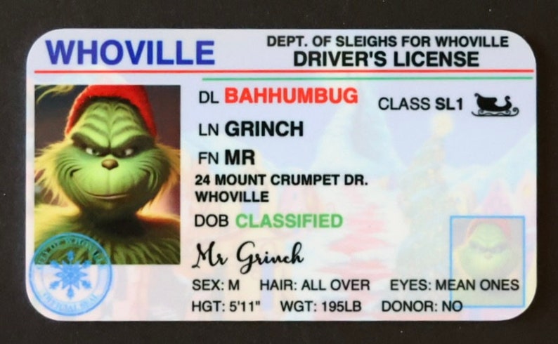 Puede incluir: Un carnet de conducir de Whoville con un personaje verde del Grinch. El carnet es una parodie de un carnet de conducir real e incluye el nombre, la direcci&oacute;n y otros detalles del Grinch. El carnet es una forma divertida y festiva de celebrar la temporada navide&ntilde;a.
