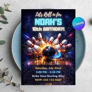 Może przedstawiać: Zaproszenie urodzinowe z motywem kręgli z napisem "Let's Roll in for NOAH'S 10th BIRTHDAY!". Projekt przedstawia kulę do kręgli uderzającą w kręgle, ze szczegółami wydarzenia na dole. Widoczne jest logo Canva.