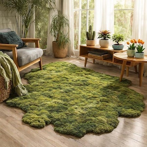 Nieregularny dywan z mchu, organiczny dywan o wyrazistym kształcie, zielony dywan inspirowany naturą do salonu