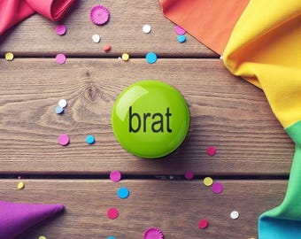 Brat Charli プリントボタンピン ピンバック