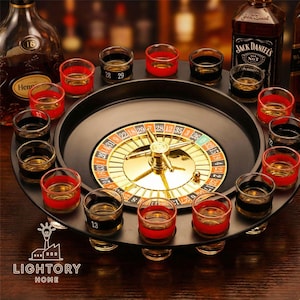 Op de afbeelding: Een roulette shotglaasjes set met een zwarte tray, een gouden roulettewiel en shotglaasjes met rode en zwarte accenten. De set bevat een fles Jack Daniel's whisky.